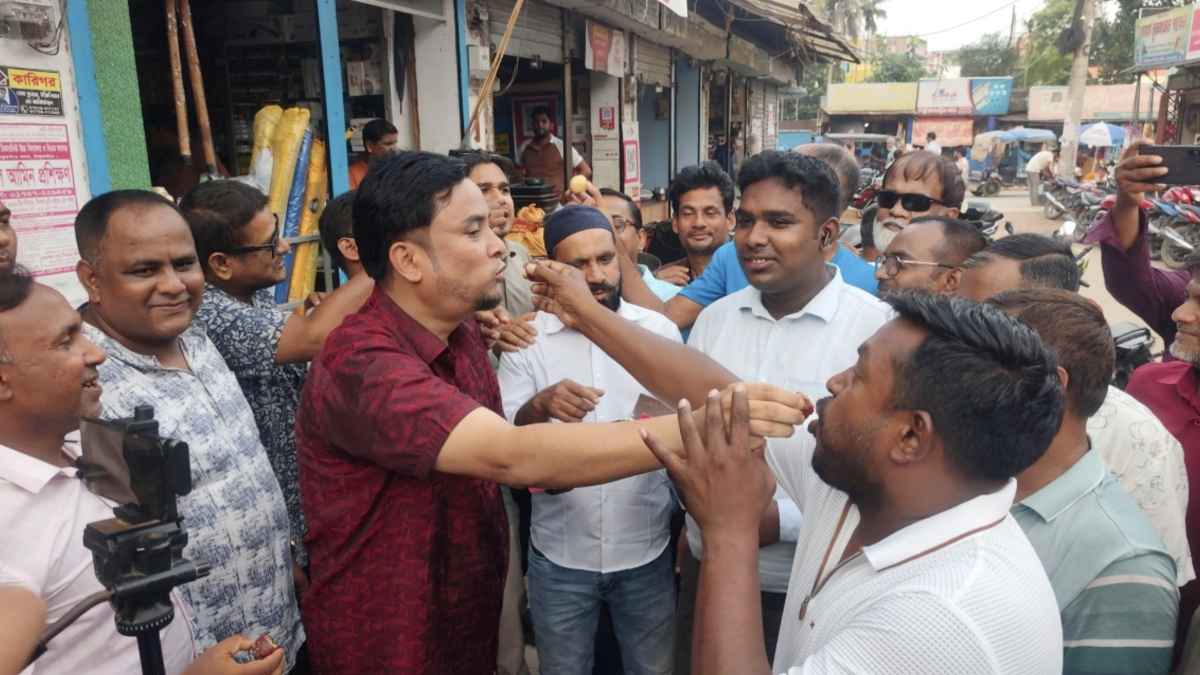 রাষ্ট্রপতি নির্বাচিত হওয়ায় মির্জা ফখরুলের জেলায় মিষ্টি বিতরণ