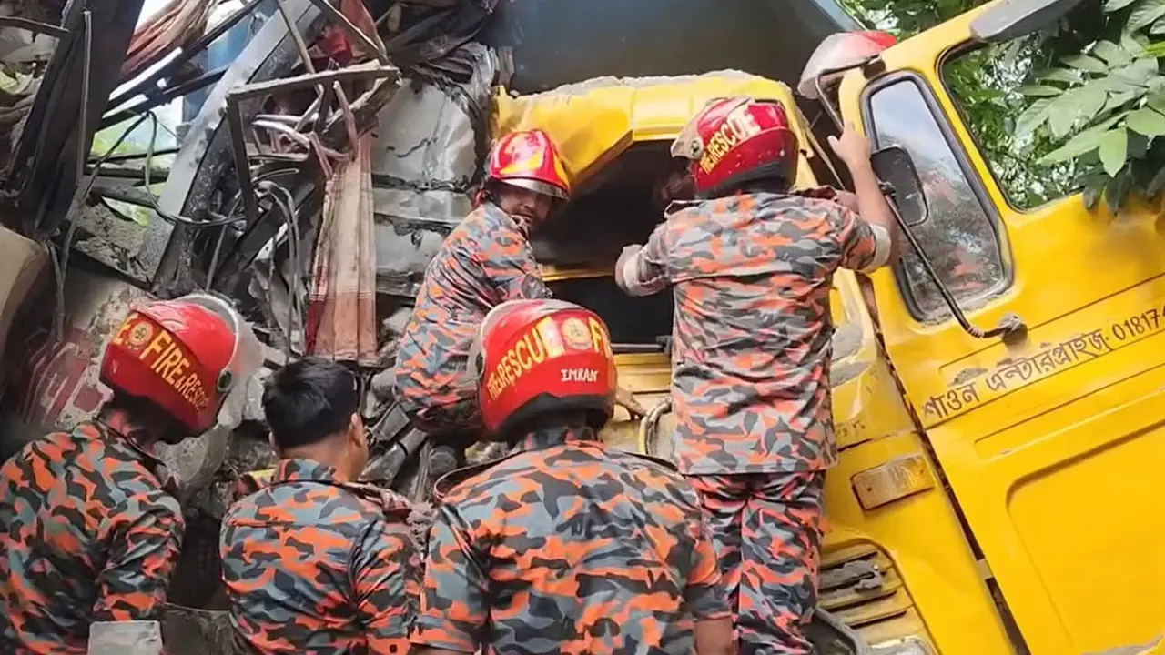 চাঁদপুরে বাস-ট্রাকের মুখোমুখি সংঘর্ষে নিহত ৩, আহত ১৫