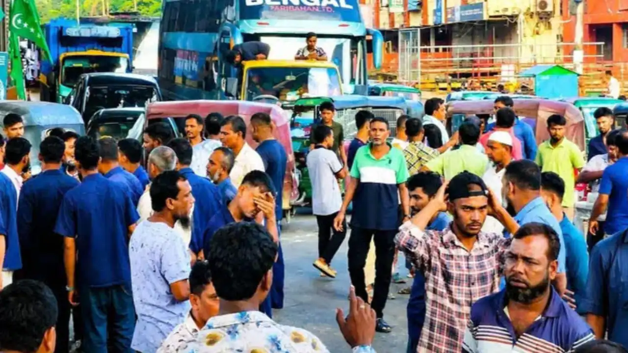 চট্টগ্রামে গ্যাস সংকটে সড়ক অবরোধ, ভোগান্তিতে যাত্রী