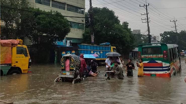 টানা বৃষ্টিতে চট্টগ্রাম নগরীতে জলাবদ্ধতা, বেড়েছে জনভোগান্তি