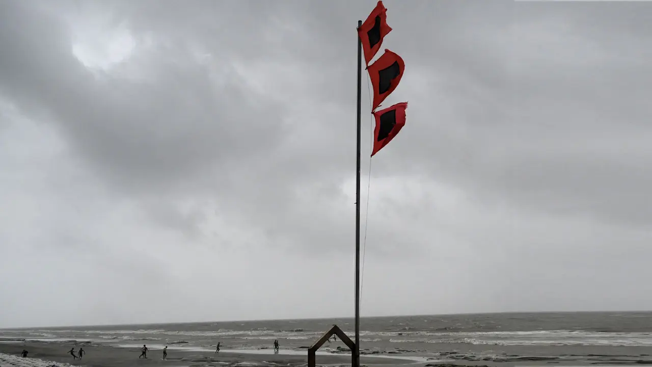 উপকূলে ঝোড়ো হাওয়ার শঙ্কা, সমুদ্রবন্দরে ৩ নম্বর সতর্ক সংকেত