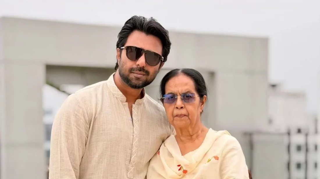 ‘তুমি হাসলে আমার পৃথিবী আলোয় ভরে যায়’