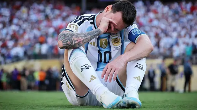 অবসরের ইঙ্গিত দিলেন লিওনেল মেসি