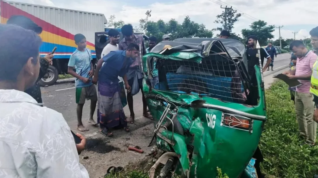 কিশোরগঞ্জে অটোরিকশা-কাভার্ডভ্যান সংঘর্ষে নিহত ৩