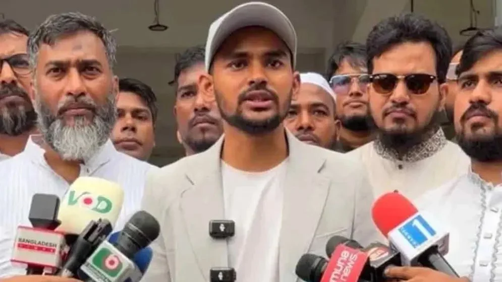 ওমরা থেকে ফিরে বিএনপির বিরুদ্ধে যে অভিযোগ তুললেন আসিফ মাহমুদ