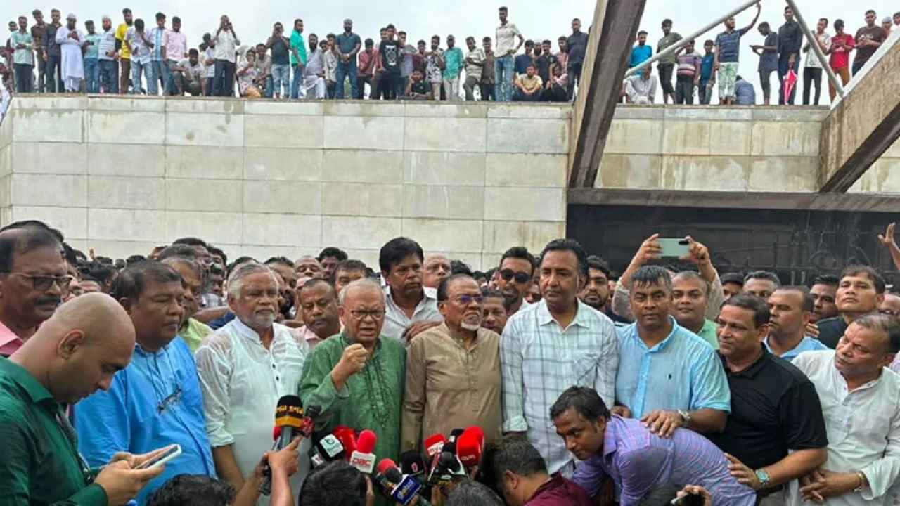 জিয়া ও খালেদার সমাধিতে বিএনপির স্থায়ী কমিটির নতুন ৪ সদস্যের শ্রদ্ধা