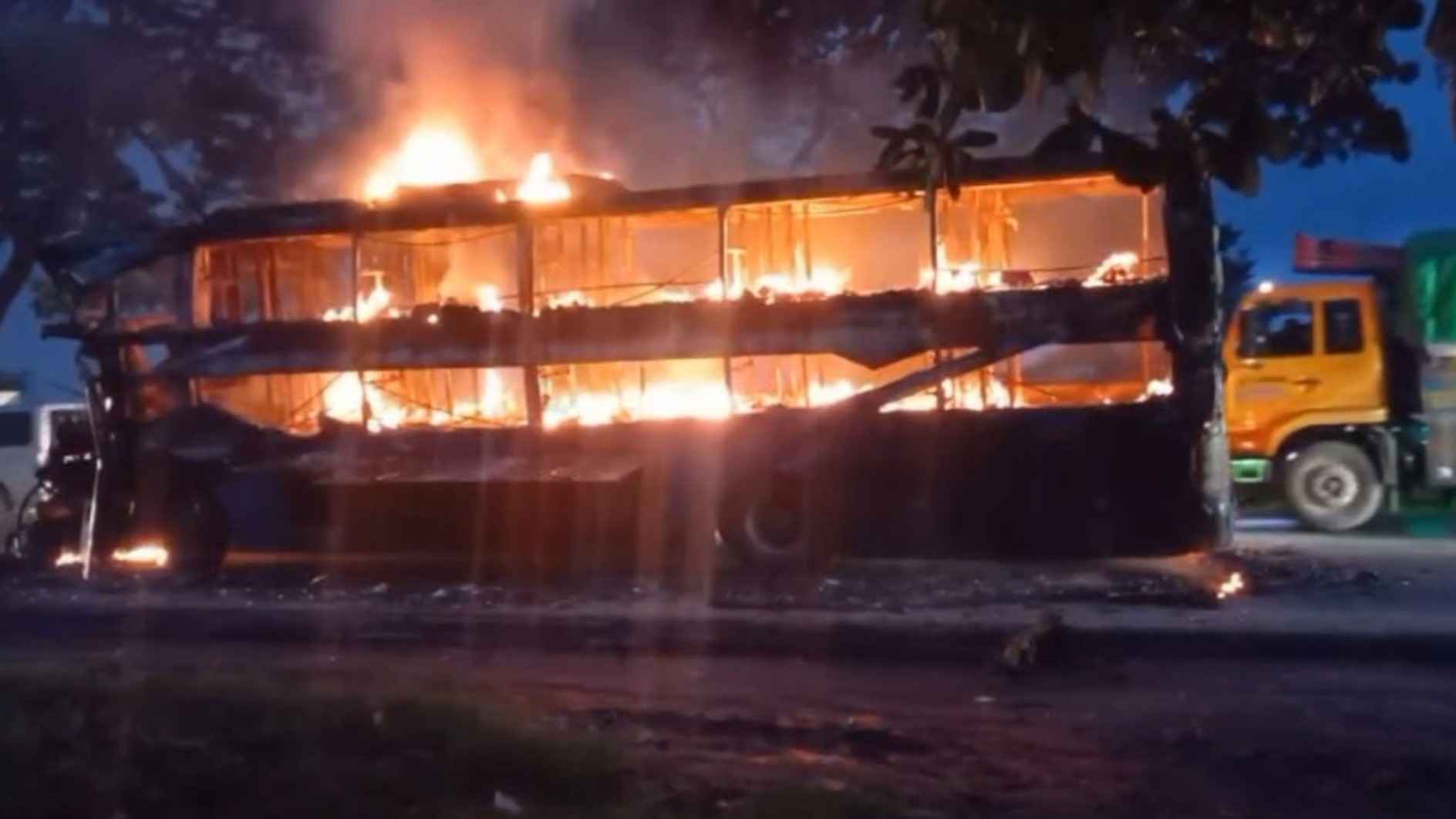 কুমিল্লায় চলন্ত স্লিপার কোচে ভয়াবহ আগুন