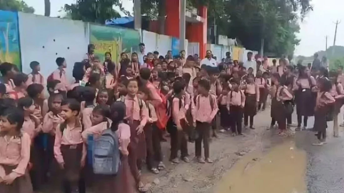 নতুন স্কুল ভবন নির্মাণের দাবিতে জেনারেশন আলফার বিক্ষোভ