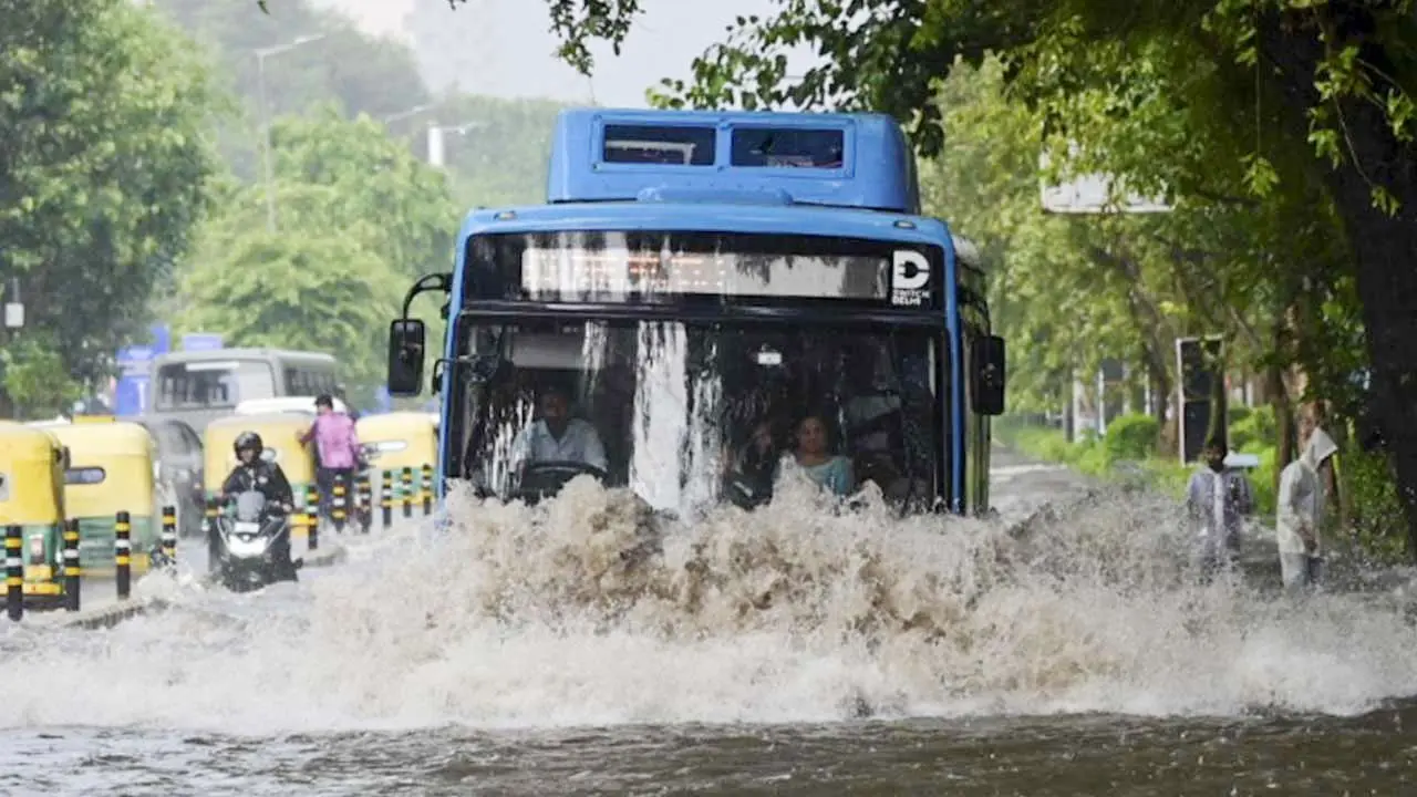 ভারী বৃষ্টিতে বিপর্যস্ত নয়াদিল্লি, রেড অ্যালার্ট জারি