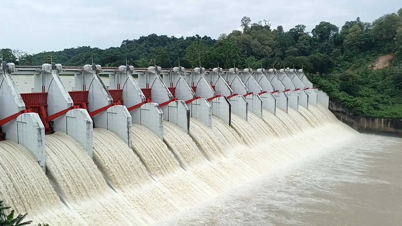 বিপৎসীমার কাছাকাছি কাপ্তাই হ্রদের পানি
