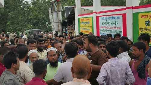 ময়মনসিংহে বিদ্যুৎ অফিসে হামলা-ভাঙচুর, কর্মকর্তাকে মারধর