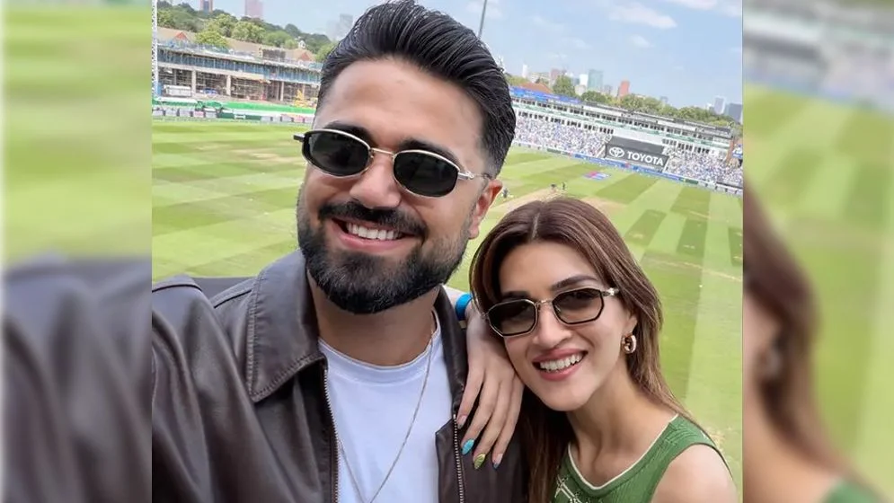বিতর্কের মধ্যেই প্রেমিকের সঙ্গে ছবি প্রকাশ্যে আনলেন কৃতি স্যানন