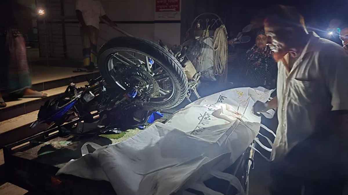 বাসের ধাক্কায় ৩ মোটরসাইকেল আরোহী নিহত