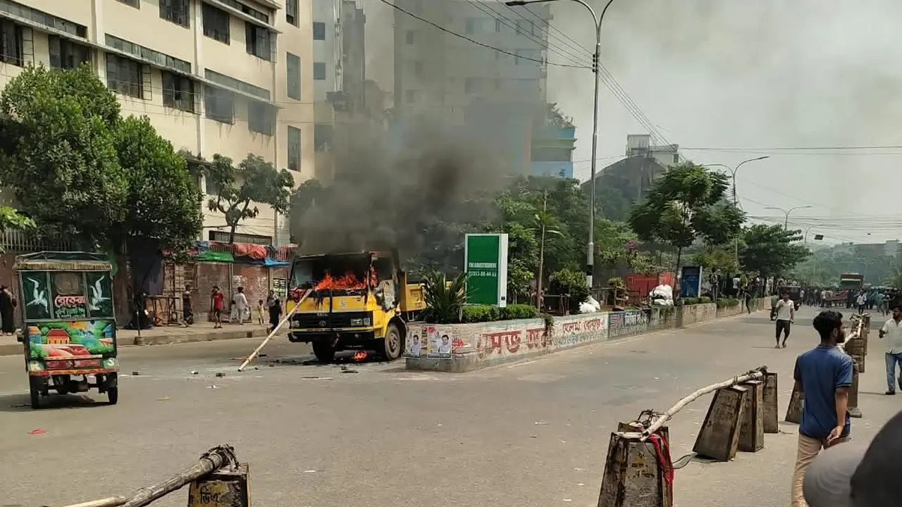 মিরপুরে ফুটপাত উচ্ছেদে সংঘর্ষ, সিটি করপোরেশনের তিন গাড়িতে আগুন