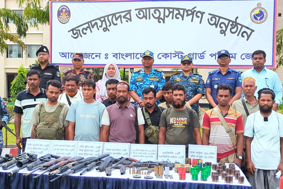 সুন্দরবনের দুর্ধর্ষ নানা ভাই বাহিনীর প্রধানসহ ১২ সদস্যের আত্মসমর্পণ