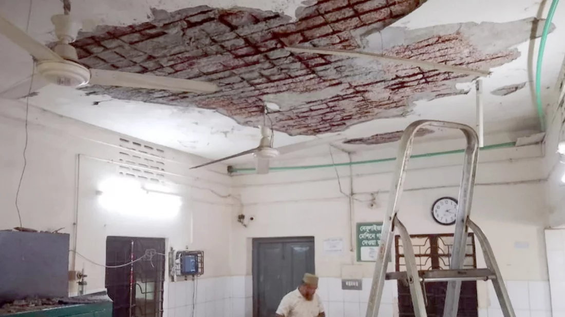 সরকারি হাসপাতালের জরুরি বিভাগে প্লাস্টার ধসে আহত ৫