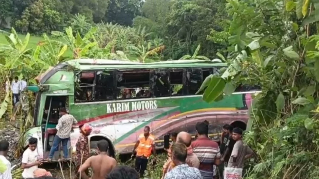 গোপালগঞ্জে নিয়ন্ত্রণ হারিয়ে বাস খাদে, নিহত ৩