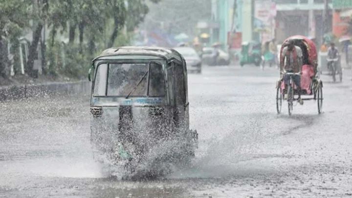 রাজধানীতে তুমুল বৃষ্টি, জনজীবন বিপাকে