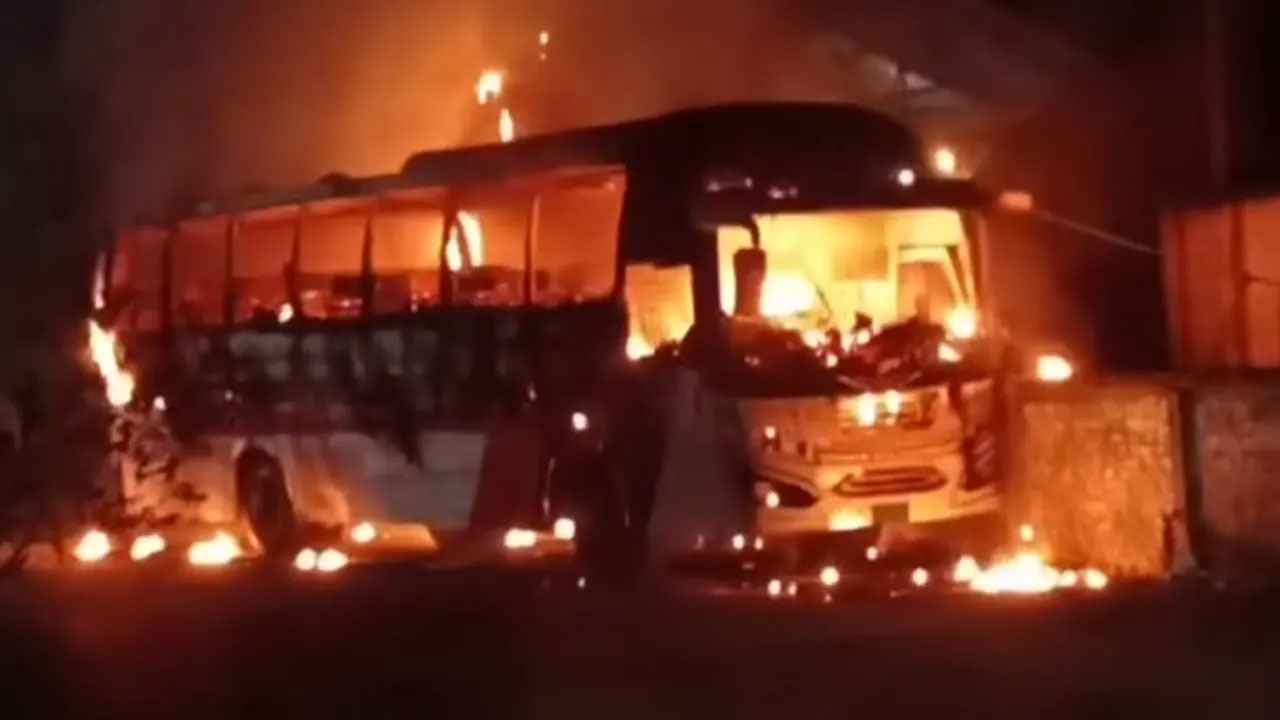রাজধানীর শান্ত পেট্রোল পাম্পের পাশে বাসে আগুন