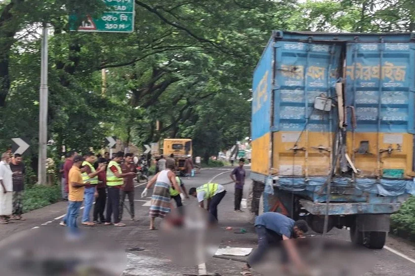 ফেনীতে কাভার্ডভ্যানকে পেছন থেকে বাসের ধাক্কা, নিহত ৩
