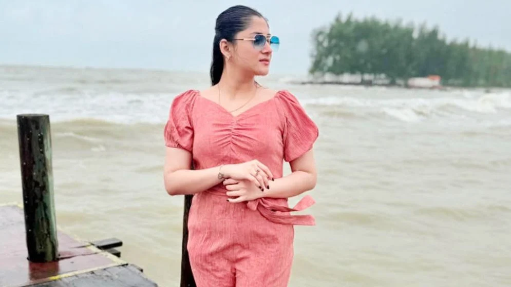 সমুদ্রে মগ্ন পূজা চেরী