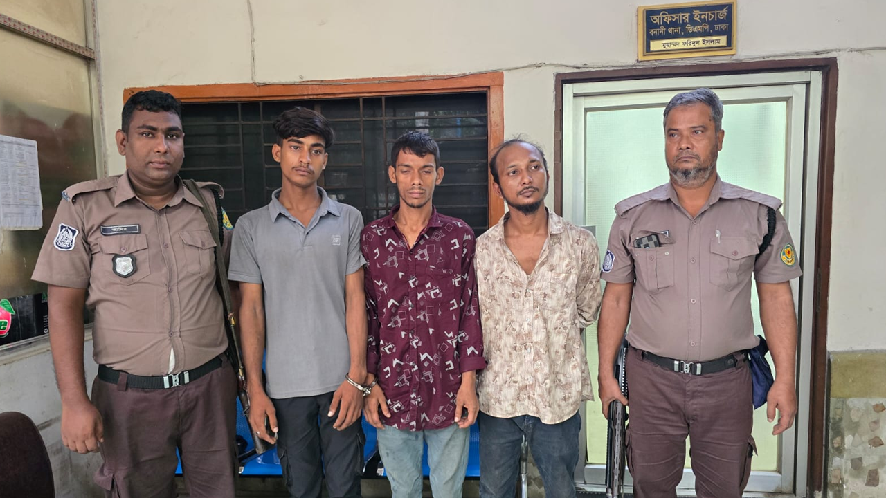 যাত্রীর কাছে টাকা দেখে হত্যার পরিকল্পনা করে বাসচালক ও হেলপার