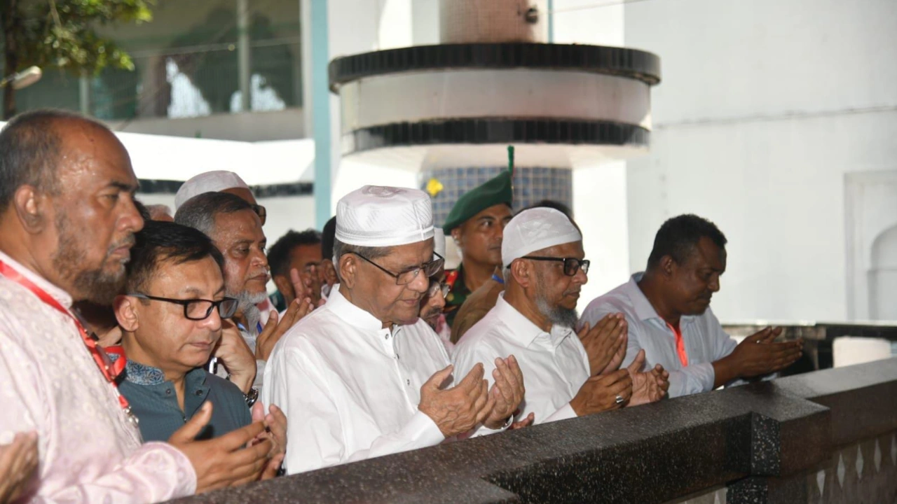শাহজালাল মাজার জিয়ারত করলেন রাষ্ট্রপতি