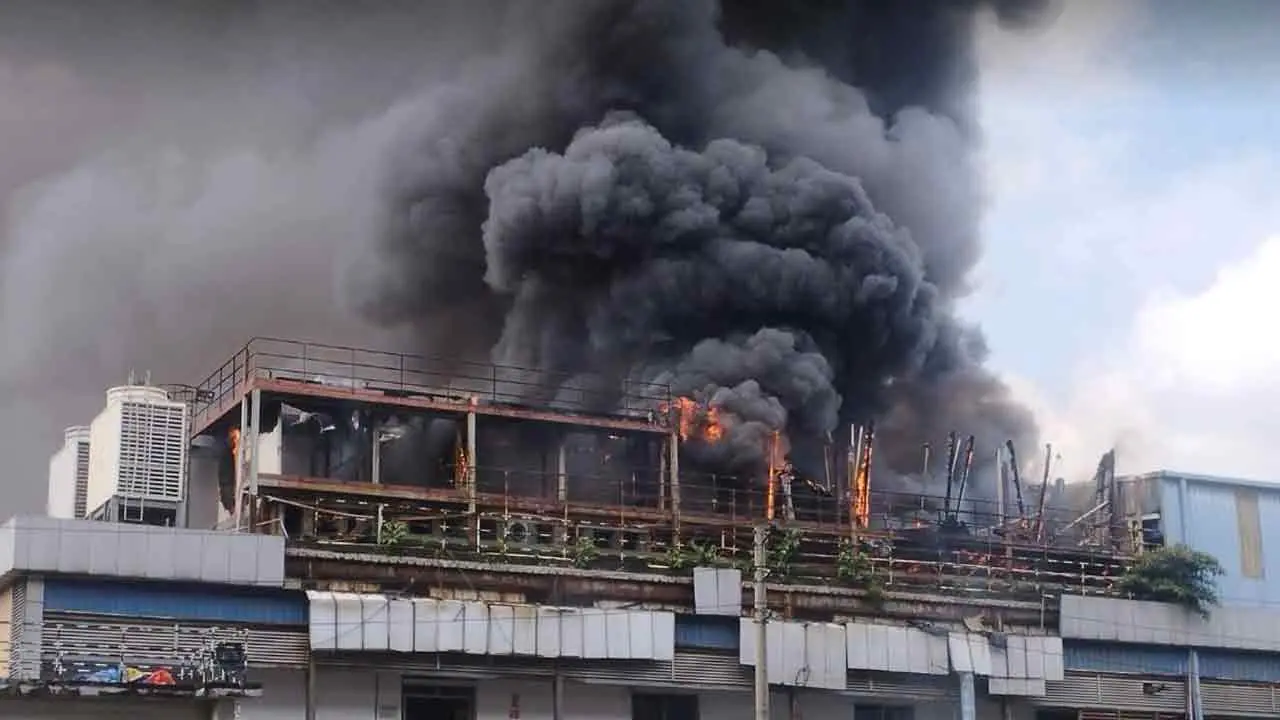 মহাখালীতে ভবনে আগুন, নিয়ন্ত্রণে ফায়ারের ৩ ইউনিট