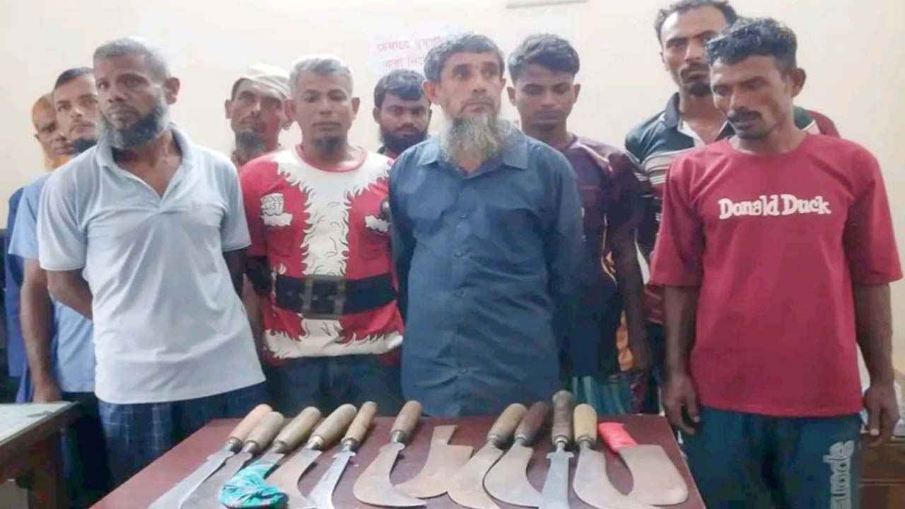 নড়াইলে মামলার হাজিরা দিতে এসে অস্ত্রসহ আটক ১১