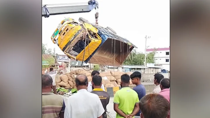 বগুড়ায় ট্রাক-মাইক্রোবাস সংঘর্ষে নিহত ২