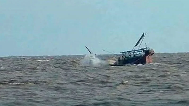 কক্সবাজারে ট্রলারডুবির ঘটনায় দুই জেলের মৃত্যু