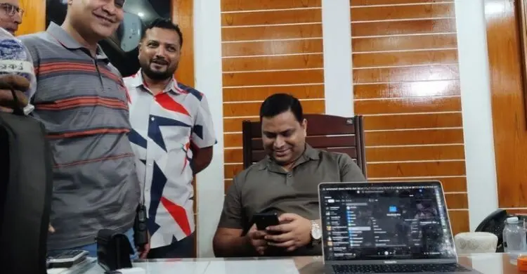 নাটোরে কাপড়ের দোকানে মিললো সেই জার্মান পর্যটকের ল্যাপটপ