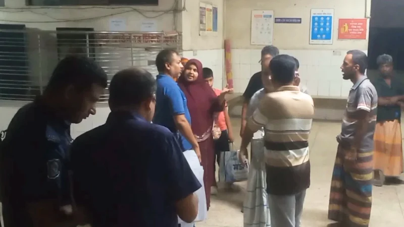 চাঁপাইনবাবগঞ্জে গরুবোঝাই ভটভটি উল্টে বাবা-ছেলেসহ নিহত ৩, আহত ৮