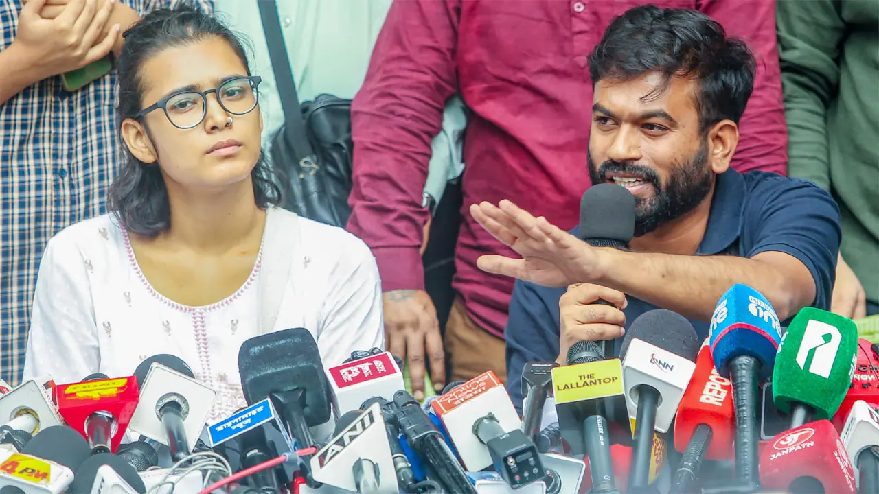 অভিজিৎকে প্রতিরোধমূলক গ্রেপ্তার দেখাল দিল্লি পুলিশ, মুক্তি পেলেন নেহা বোরা