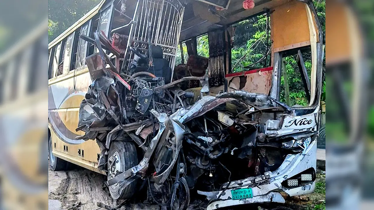 নাটোরে বাস-ট্রাক সংঘর্ষে নিহত ১৪