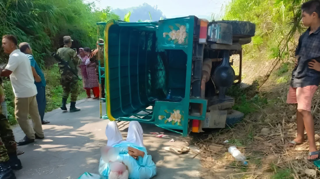 সাজেকে গাড়ি উল্টে ৭ পর্যটক আহত