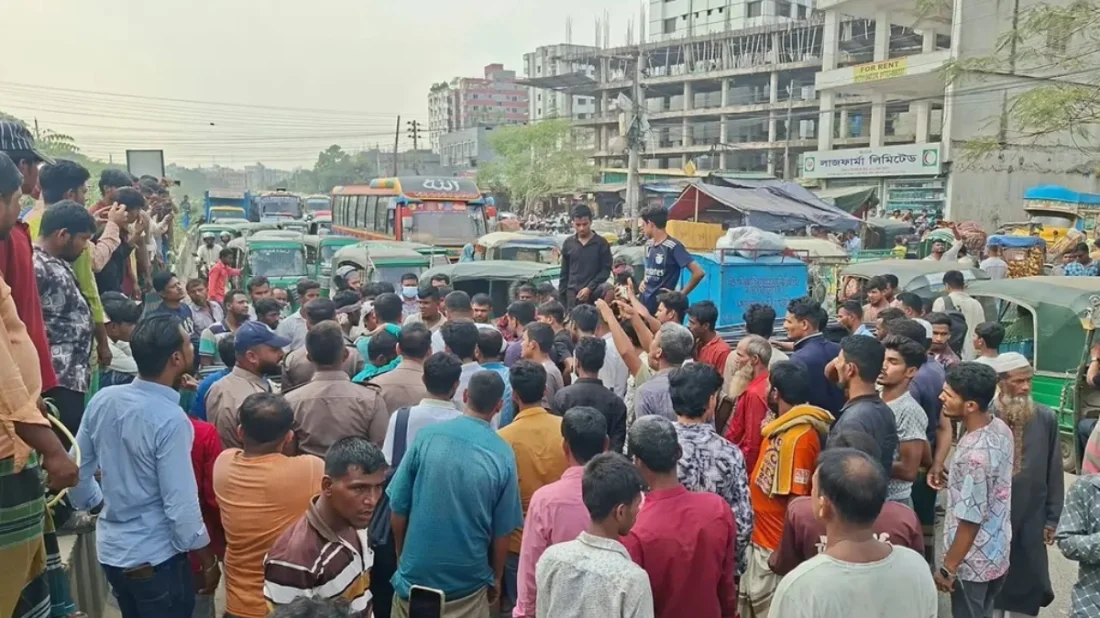 মোহাম্মদপুর চার রাস্তার মোড়ে অটোরিকশা চালকদের অবরোধ