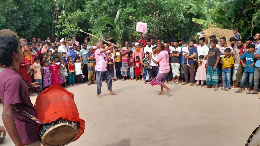 ১৫০ বছরের পুরোনো লাঠি খেলা: দেওগ্রামে উৎসবের আমেজ