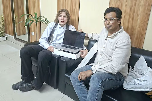 সেই জার্মান তরুণকে ম্যাকবুক উপহার দিলেন ব্যবসায়ী