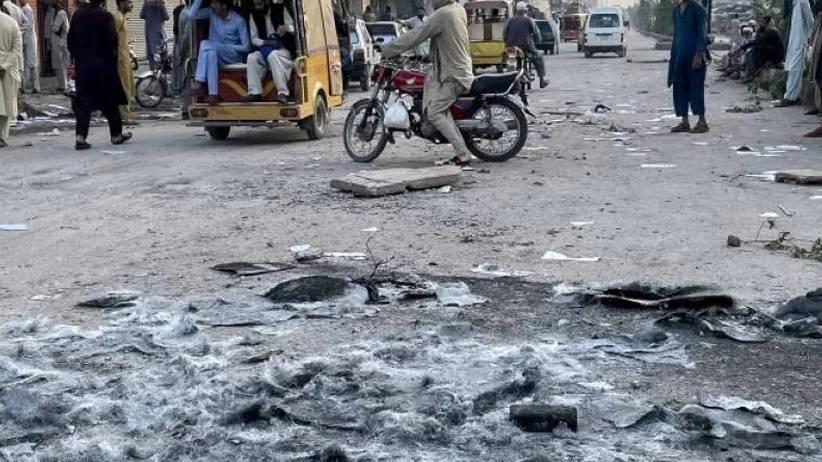 পাকিস্তানে ইমরান খানের সমর্থকদের সঙ্গে পুলিশের সংঘর্ষ, গুলি চালানোর অভিযোগ