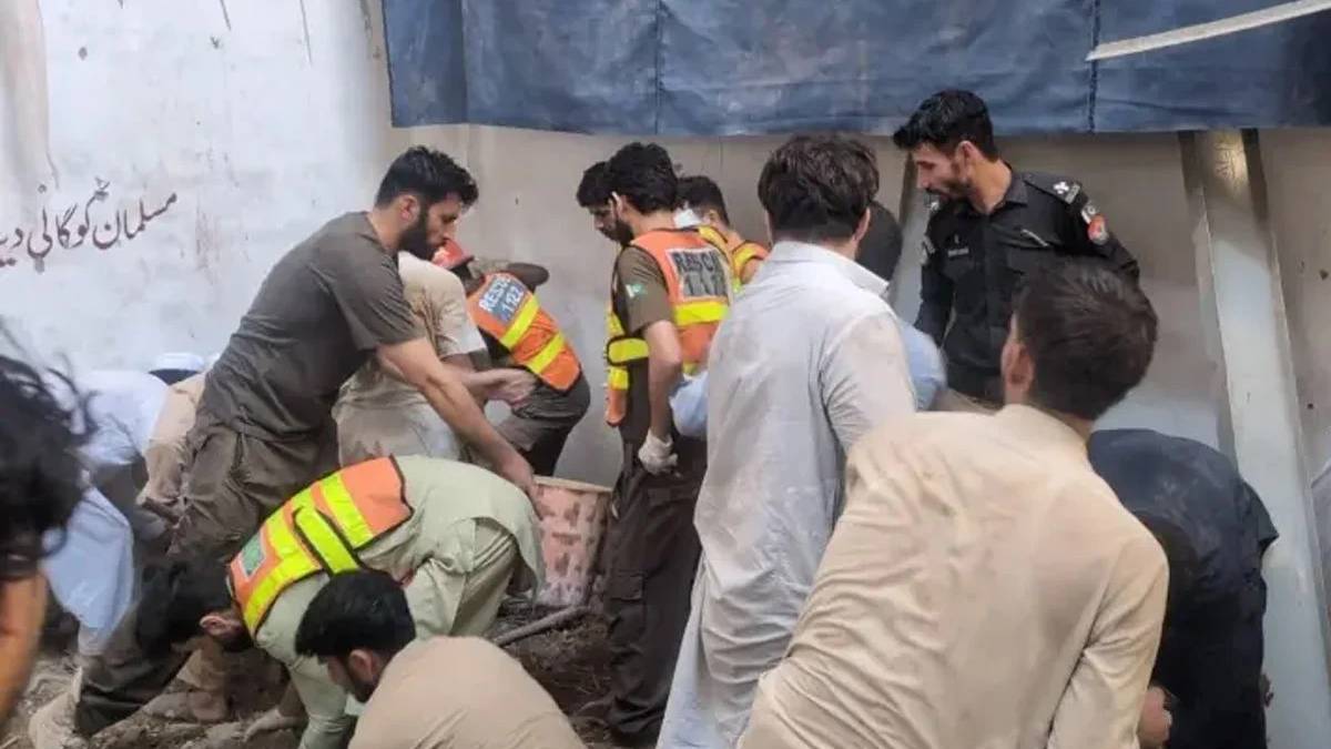 পাকিস্তানে স্কুল ভবনের ছাদ ধসে ২১ জনের প্রাণহানি