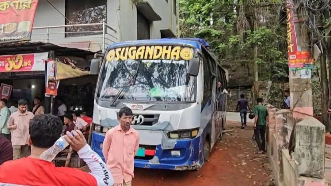 ৬ দিন বন্ধ থাকার পর বান্দরবান-থানচি সড়কে বাস চলাচল শুরু