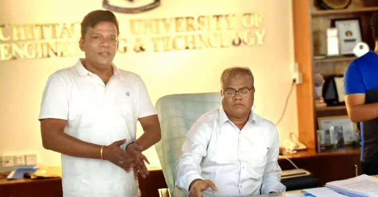 প্রশাসনিক ভবনের তালা ভেঙে চুয়েটে প্রবেশ নতুন উপাচার্যের