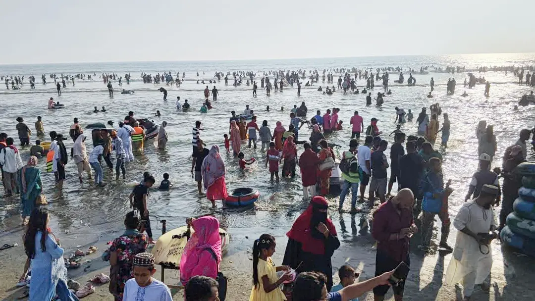 পূজার ছুটিতে কক্সবাজারে পর্যটকের ঢল