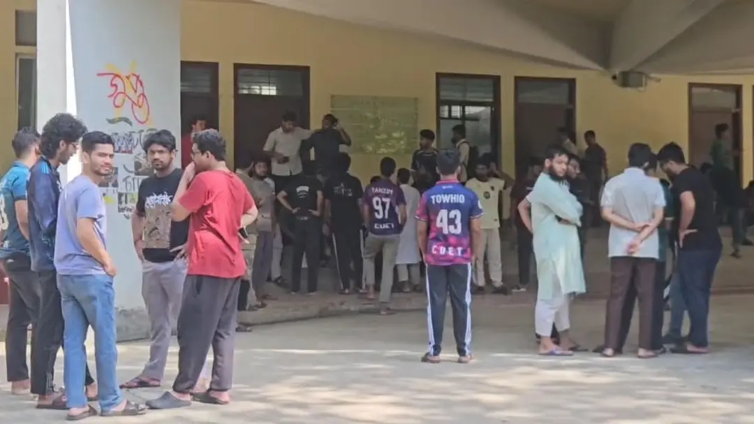 তালা ভেঙে ভিসির দপ্তরে প্রবেশ করায় উত্তপ্ত চুয়েট ক্যাম্পাস