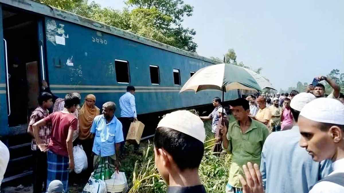 লাকসামে কর্ণফুলী ট্রেনের ৩ বগি লাইনচ্যুত