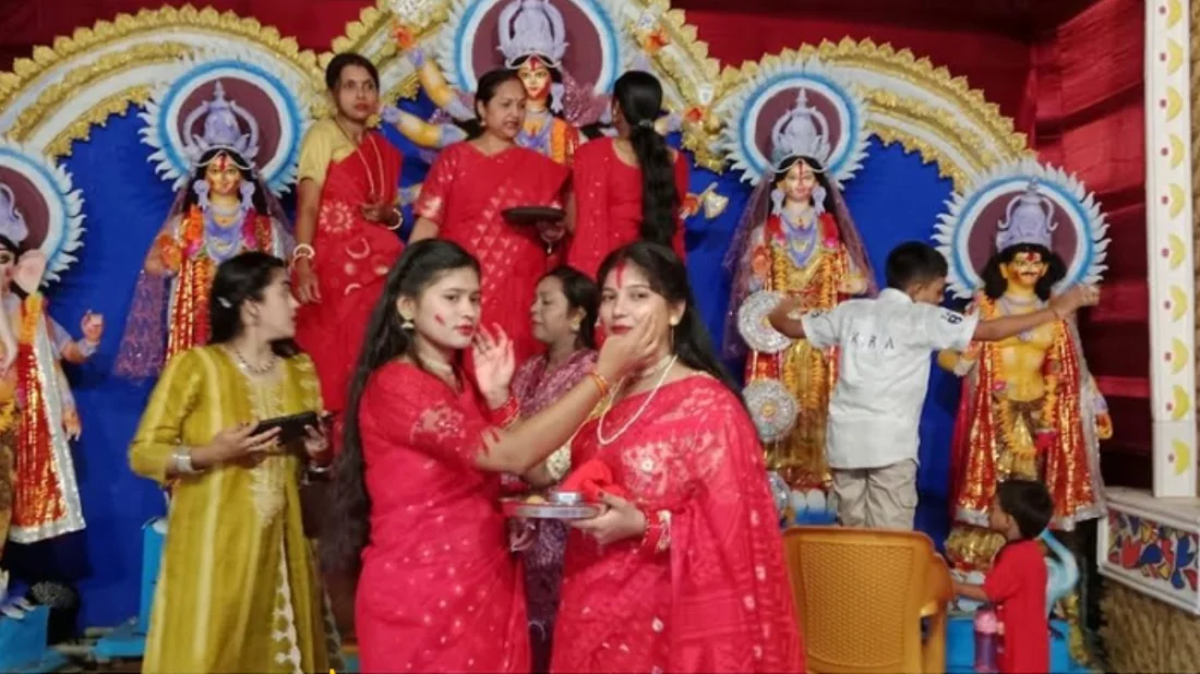 পূজা, আরতি ও পুষ্পাঞ্জলির মধ্য দিয়ে এগিয়ে চলছে সমাপনপর্ব