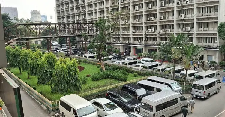 শনিবার চলছে সরকারি অফিস