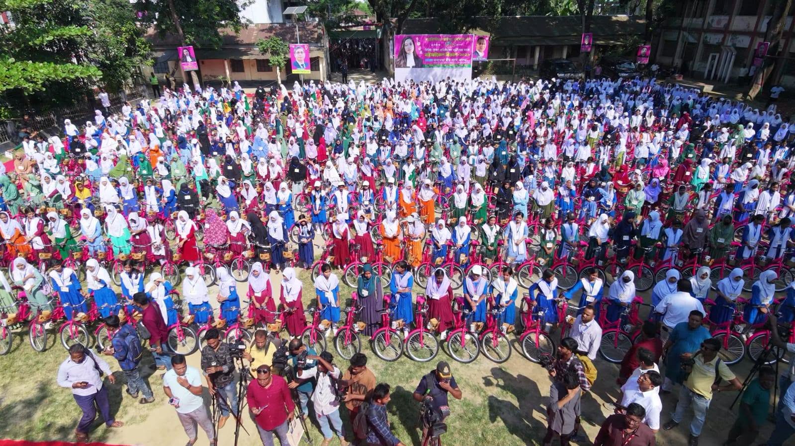 জাইমা রহমানের জন্মদিনে ৫৪৮ ছাত্রীকে বাইসাইকেল উপহার