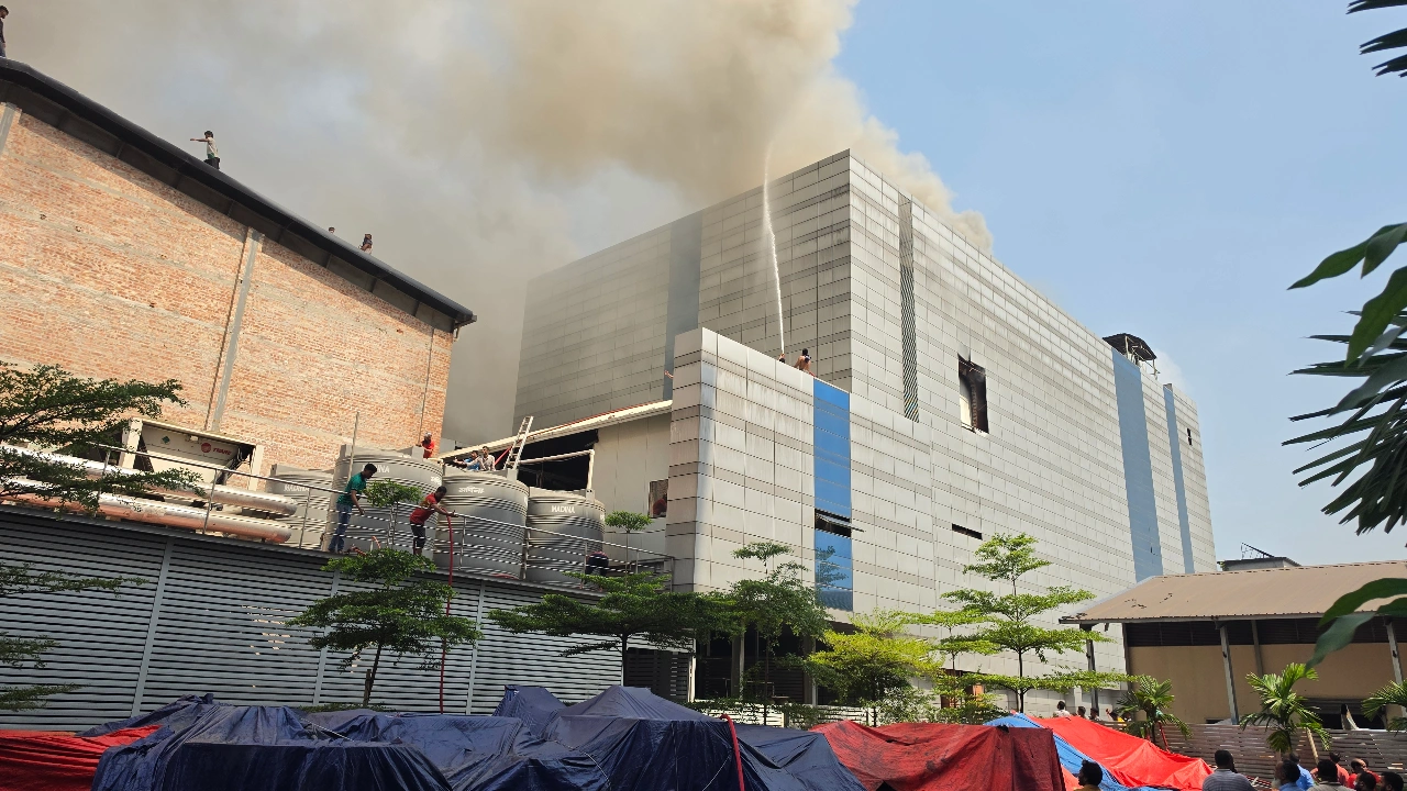 টঙ্গীতে ওষুধ কারখানায় আগুন, নিয়ন্ত্রণে ২০ ইউনিট